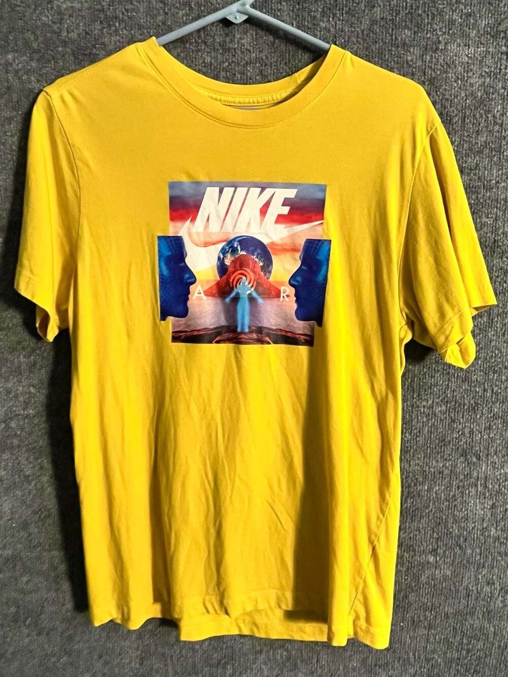 Nike Sportswear Graphic T-Shirt Size M Yellow Sci-Fi Art 003-160